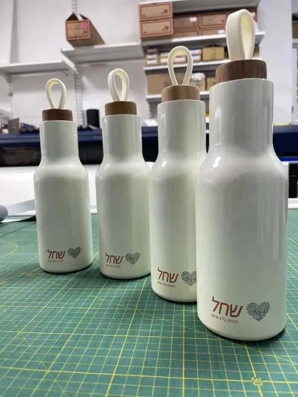 בקבוקי שתייה ממותגים עם לוגו